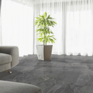 Rivestimento effetto ardesia scura Alpen Slate Dark in ambiente moderno con divano grigio
