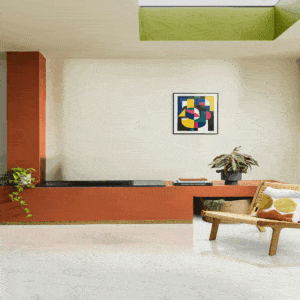 Soggiorno moderno con pavimento Calatta Roma effetto marmo bianco caldo, abbinato ad arredi colorati e design contemporaneo