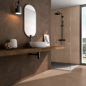 Bagno di design con rivestimento Essenza Nature effetto pietra naturale nelle tonalità marroni e terrose, doccia walk-in, lavabo da appoggio su piano in legno e rubinetteria nera