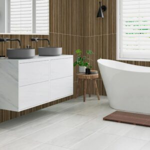 Bagno elegante con rivestimento effetto legno Finlandia sulle pareti, vasca freestanding bianca, mobile bagno bianco con lavabi da appoggio e rubinetteria nera