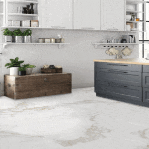 Cucina moderna con pavimento Florida effetto marmo bianco chiaro e venature dorate, abbinata a mobili in legno scuro e pensili bianchi