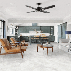 Soggiorno open space con pavimento Frost-Onyx effetto pietra grigio chiaro, abbinato a cucina moderna e arredi in legno e metallo