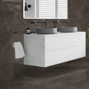 Bagno moderno con rivestimento Saint-Laurent, effetto marmo scuro e mobile sospeso bianco