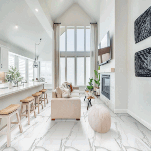 Ambiente interno moderno con pavimento in marmo bianco e grandi finestre