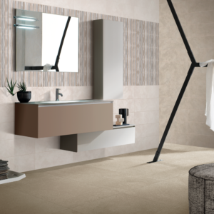 Bagno elegante con rivestimento Acquerello Decoro Righe Terra - piastrelle effetto righe in tonalità beige e greige