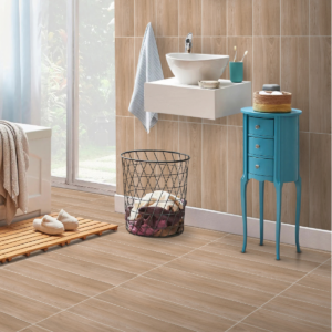 Bagno moderno e luminoso con pavimento e rivestimento Natural Rovere effetto legno rovere caldo, lavabo sospeso bianco, mobile turchese vintage e grande finestra con vista sul giardino