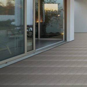 Spazio living con pavimento Stone Grey - gres porcellanato effetto pietra grigia con grande vetrata