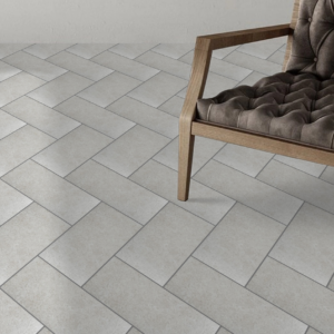 Living con pavimento Stone Light - gres porcellanato effetto pietra chiara in ambiente minimalista