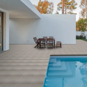 Terrazza con piscina e pavimento Tecnica Grey - gres porcellanato grigio per esterni luxury